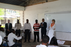 M.Robby JUDES, Ambassadeur de France auprès de l’Union des Comores, face à une classe du lycée Saïd Mohamed Cheick. © Service de Presse de l'Ambassade de France aux Comores