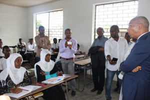 M.Robby JUDES, Ambassadeur de France auprès de l’Union des Comores échangeant avec une élève du lycée Saïd Mohamed Cheick. © Service de Presse de l'Ambassade de France aux Comores