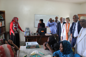 Visite du CDI de l’école privée Fundi Abdulhamid. © Service de Presse de l'Ambassade de France aux Comores